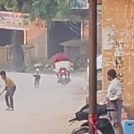 सोन नदी में बाइक से रेत माफिया का तांडव! दिन ढलते ही दर्जनों मोटरसाइकिलें उतरतीं घाटों पर