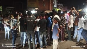 पानी के संकट पर फूटा ग्रामीणों का गुस्सा, रात में सड़क पर उतरकर किया चक्का जाम