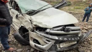 गहरी खाई में गिरी कार, अब तक 3 लोगों की मौत