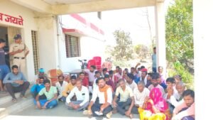 भुईमाड़ थाना घेराव,आदिवासियों का फूटा गुस्सा, युवक से मारपीट व करंट लगाने का आरोप,कार्रवाई की मांग तेज