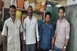 जेब गरम करते ही दो घूसखोर गिरफ्तार, लोकायुक्त ने सचिव और ठेकेदार को रिश्वत लेते पकड़ा 