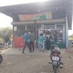 शराब दुकान के बाहर दो गुटों में खूनी झड़प, मारपीट का वीडियो वायरल