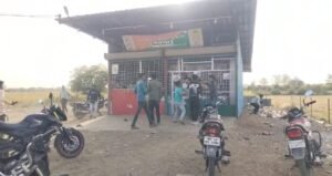 शराब दुकान के बाहर दो गुटों में खूनी झड़प, मारपीट का वीडियो वायरल