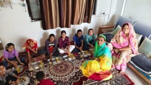 कुसमी थाना परिसर में कन्या भोज का भव्य आयोजन, थाना प्रभारी अरुणा द्विवेदी ने लिया आशीर्वाद