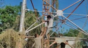 हाईवोल्टेज ड्रामा, कोतवाली थाने टॉवर पर चढ़ा युवक,चार घंटे की मशक्कत के बाद उतारा