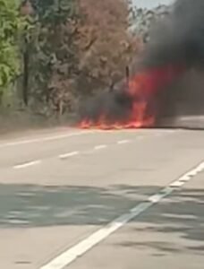 होली से पहले हाईवे पर आग का तांडव, चलते-चलते जल उठा रोड रोलर