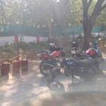 खाली सिलेंडर लेकर कलेक्टर बंगले पहुँची भीड़, एसडीएम राकेश शुक्ला भड़के और कहा “आप लोग यहां क्यों आए हैं, क्या यहां गैस मिलेगी?”