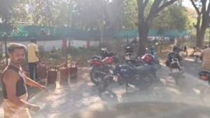 खाली सिलेंडर लेकर कलेक्टर बंगले पहुँची भीड़, एसडीएम राकेश शुक्ला भड़के और कहा “आप लोग यहां क्यों आए हैं, क्या यहां गैस मिलेगी?”