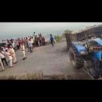 कैमोर मूड़ा पहाड़ पर बड़ा हादसा टला, बोलेरो को बचाने में पलटा गिट्टी से लदा ट्रैक्टर, चालक घायल