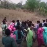 दशहरे के दिन देवी मंदिर के बाहर बवाल,घोघरा में दो पक्षों के बीच जमकर मारपीट, वीडियो वायरल