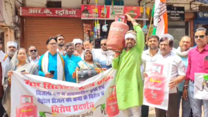 महंगाई पर कांग्रेस का हल्ला बोल,सिलेंडर ,ढोलक के साथ सड़कों पर उतरे कार्यकर्ता, पैदल मार्च कर सौंपा ज्ञापन