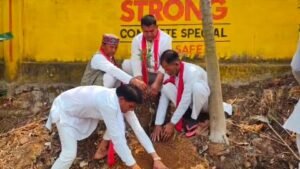 बेटी के जन्म के उत्सव के मौके पर असहाय महिलाओं को वस्त्र वितरण व पौधरोपण कर मनाई अनोखी खुशी