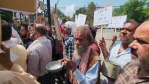 कटोरा लेकर सड़कों पर उतरे व्यापारी, “दुकान नहीं तो भीख सही”, रीवा में अनोखे विरोध से गूंजा कलेक्ट्रेट