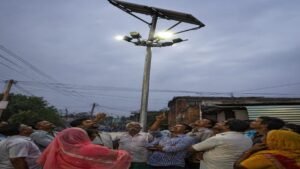 सिहावल में सोलर स्ट्रीट लाइट योजना पर उठे सवाल, लाखों खर्च के बावजूद कई लाइटें बंद...