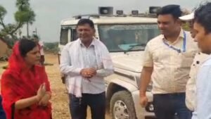 बाल कल्याण समिति सदस्य का विवादित विरोध मे नाबालिग बालिकाओं संग धरना, आत्मदाह की चेतावनी