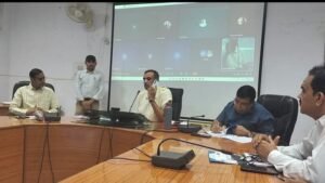 समय-सीमा बैठक में कलेक्टर ने आवेदकों से सीधे संवाद कर लिया फीडबैक