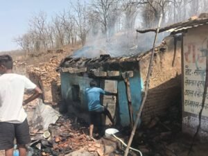 चिंगारी बनी आफत,11 हजार लाइन से गिरी आग की लपटों में स्वाहा हुई मोतीलाल पटेल की दुकान, लाखों का नुकसान 