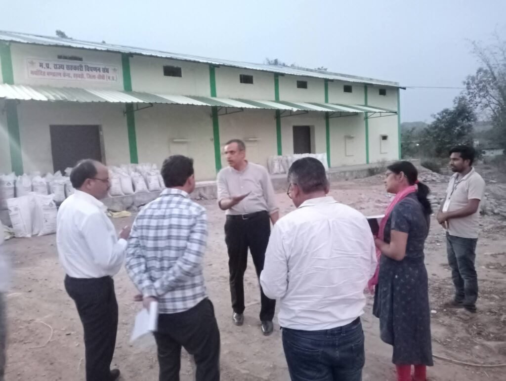 औचक निरीक्षण में सख्त हुए कलेक्टर विकास मिश्रा: खरीदी केंद्रों पर किसानों की सुविधा और पारदर्शिता को लेकर दिए कड़े निर्देश 7 FB IMG 1777304475164 News E 7 Live
