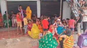 शराब दुकान के खिलाफ महिलाओं-बच्चों का प्रदर्शन,शराबियों की भीड़ से बढ़ी असुरक्षा,मंदिर जाने में भी लगने लगा डर