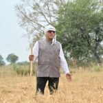 अकौरी में सांसद डॉ. राजेश मिश्रा ने देखा प्राकृतिक खेती का कमाल, खुद बोए बीज अब बने प्रेरणा का उदाहरण