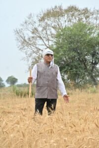 अकौरी में सांसद डॉ. राजेश मिश्रा ने देखा प्राकृतिक खेती का कमाल, खुद बोए बीज अब बने प्रेरणा का उदाहरण