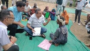 जमीन से जुड़े कलेक्टर ने जमीन पर बैठकर सुनी फरियाद