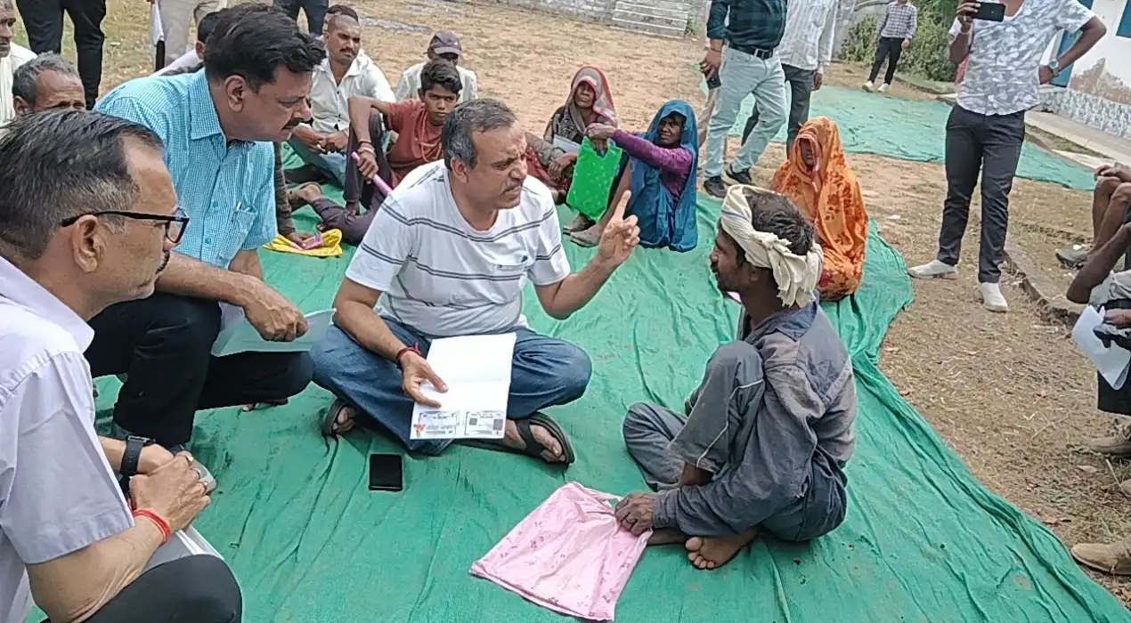 जमीन से जुड़े कलेक्टर ने जमीन पर बैठकर सुनी फरियाद 4 IMG 20260404 WA0037 News E 7 Live