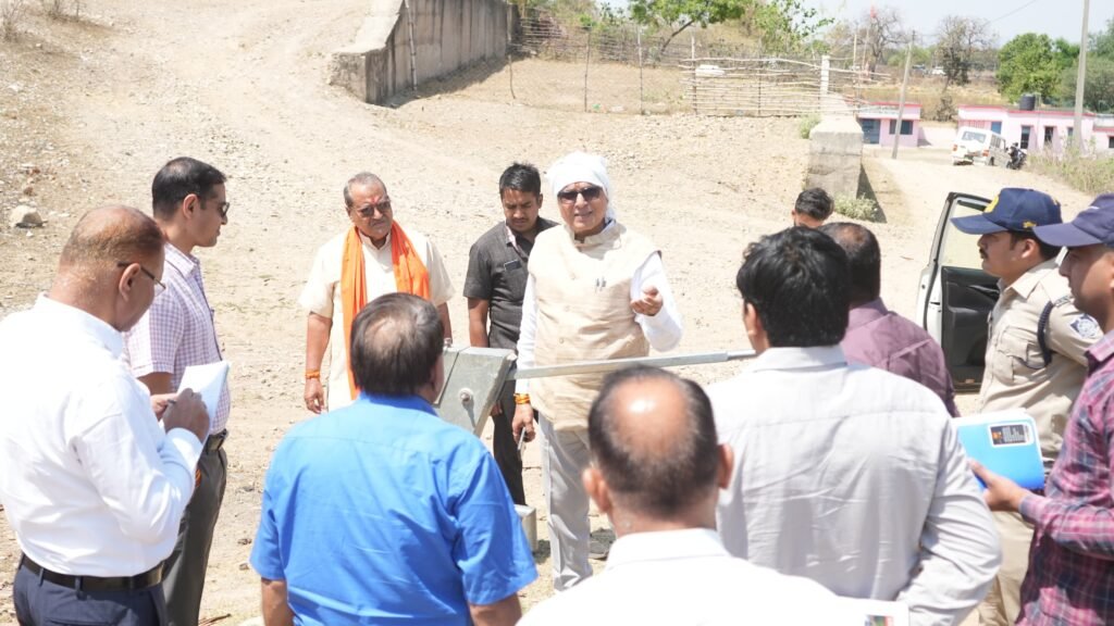 अकौरी में सांसद डॉ. राजेश मिश्रा का सख्त रुख,खराब हैंडपंपों पर तुरंत कार्रवाई 1 IMG 20260405 WA0021 News E 7 Live