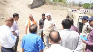 अकौरी में सांसद डॉ. राजेश मिश्रा का सख्त रुख,खराब हैंडपंपों पर तुरंत कार्रवाई