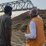 नरकुई नदी पर बन रहा रेलवे पुल,सांसद डॉ. राजेश मिश्रा का निरीक्षण, 2 महीने में पूरा होने का दावा