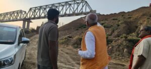 नरकुई नदी पर बन रहा रेलवे पुल,सांसद डॉ. राजेश मिश्रा का निरीक्षण, 2 महीने में पूरा होने का दावा