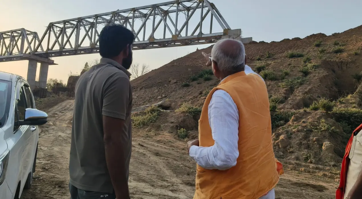 नरकुई नदी पर बन रहा रेलवे पुल,सांसद डॉ. राजेश मिश्रा का निरीक्षण, 2 महीने में पूरा होने का दावा 2 IMG 20260408 WA0024 News E 7 Live