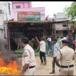 शराब दुकान हटाने की मांग पर प्रदर्शन के दौरान युवक ने खुद पर डाला पेट्रोल, बड़ा हादसा टला