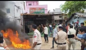 शराब दुकान हटाने की मांग पर प्रदर्शन के दौरान युवक ने खुद पर डाला पेट्रोल, बड़ा हादसा टला