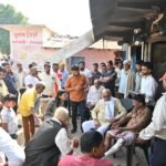 आगजनी पीड़ितों के बीच पहुंचे सांसद डॉ. राजेश मिश्रा, आर्थिक सहायता देकर बंधाया ढांढस