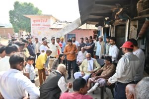 आगजनी पीड़ितों के बीच पहुंचे सांसद डॉ. राजेश मिश्रा, आर्थिक सहायता देकर बंधाया ढांढस