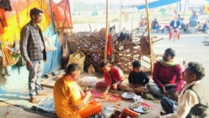 6 साल के बेटे ने दी मां को मुखाग्नि, गांव के लोगों ने निभाया फर्ज, प्रयागराज में हुआ पूरा क्रियाकर्म