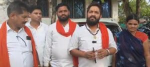 नेत्रहीन मां को नहीं मिली मदद, न्याय के लिए भटक रही,शिवसेना ने सौंपा मांग पत्र