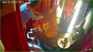 जूता उतारकर माथा टेका, भगवान के चरण स्पर्श कर चुरा ले गया मुकुट,सीधी में आस्था के नाम पर हैरान कर देने वाली चोरी