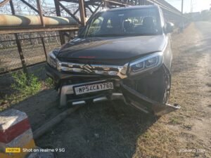 नशे में धुत कर्मचारी की कार डिवाइडर से टकराई, बड़ा हादसा टला