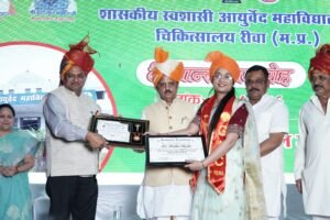 डॉ. शालिनी शुक्ला ने बीएएमएस में किया टॉप,उप मुख्यमंत्री एवं स्वास्थ्य मंत्री राजेंद्र शुक्ला ने किया सम्मानित