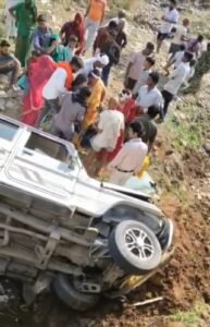 डोगा कुर्सा बॉर्डर पर बड़ा हादसा,बोलेरो पुलिया के नीचे गिरी, महिलाएं व बच्चे घायल