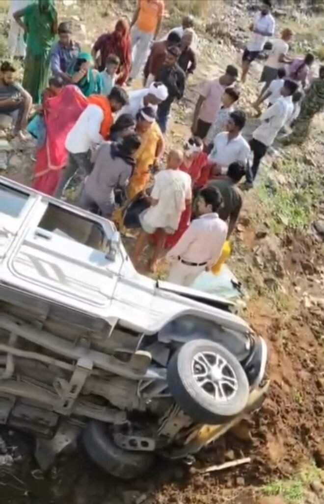 डोगा कुर्सा बॉर्डर पर बड़ा हादसा,बोलेरो पुलिया के नीचे गिरी, महिलाएं व बच्चे घायल 2 IMG 20260417 WA0053 News E 7 Live