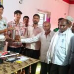 टॉपर को ‘टॉप’ गिफ्ट: मेहनत के इनाम में मिली पानी की बोतल!