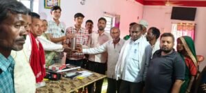 टॉपर को ‘टॉप’ गिफ्ट: मेहनत के इनाम में मिली पानी की बोतल!