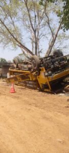 सीधी में बड़ा हादसा टला, CNG सिलेंडरों से भरा ट्रक पलटा, दहशत में आए लोग, प्रशासन ने संभाला मोर्चा