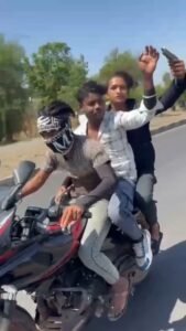 रीलबाज़ी का खौफनाक अंत,120 की रफ्तार, हाथ में पिस्टल लाइटर और पलक झपकते बुझ गए 3 घरों के चिराग