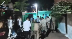 शादी की खुशियां बनीं हंगामा: हुड़दंग रोकने पहुंची पुलिस से भिड़े बाराती, पथराव और मारपीट का आरोप