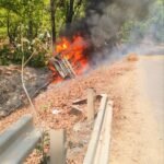 जंगल में दर्दनाक हादसा,पलटी गाड़ी 11KV लाइन से टकराई, चालक जिंदा जला