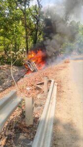 जंगल में दर्दनाक हादसा,पलटी गाड़ी 11KV लाइन से टकराई, चालक जिंदा जला